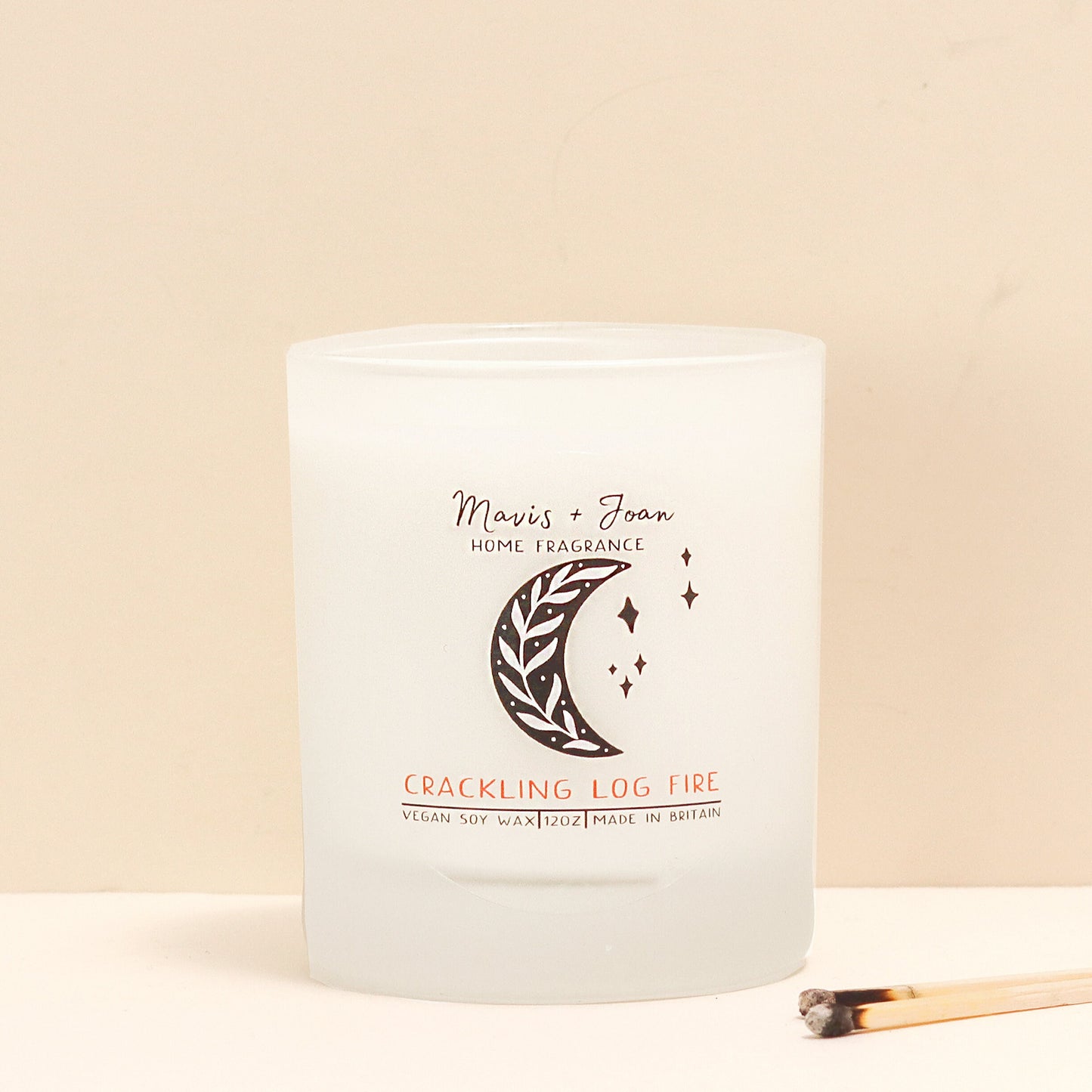 Crackling log fire soy wax candle - Cosy campfire scent.