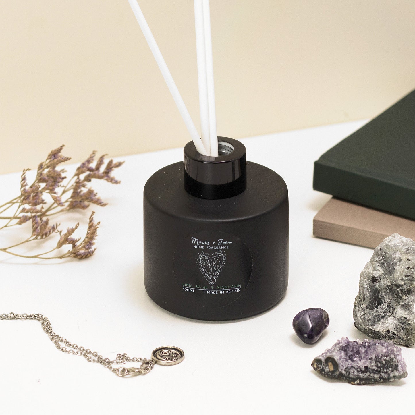Reed diffuser, Lime basil and mandarin - Classic fresh scent.