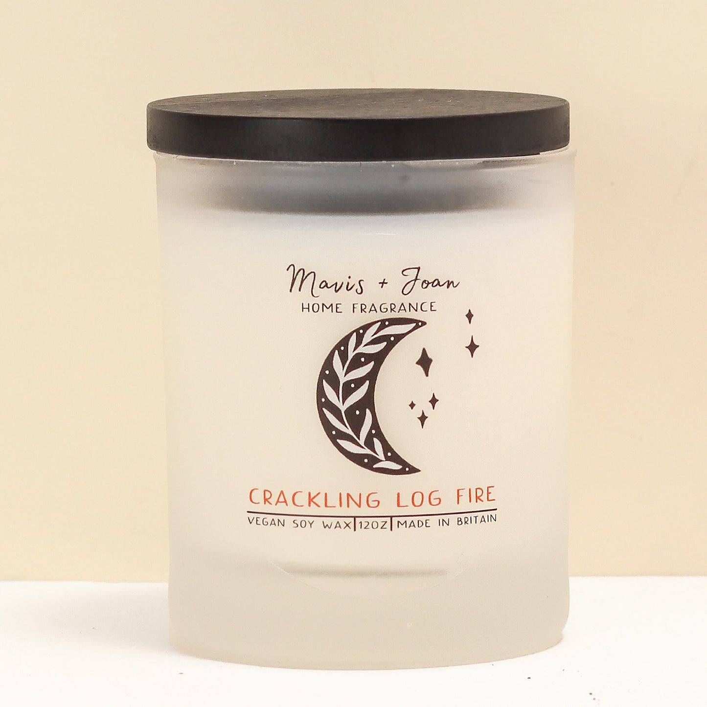Crackling log fire soy wax candle - Cosy campfire scent.