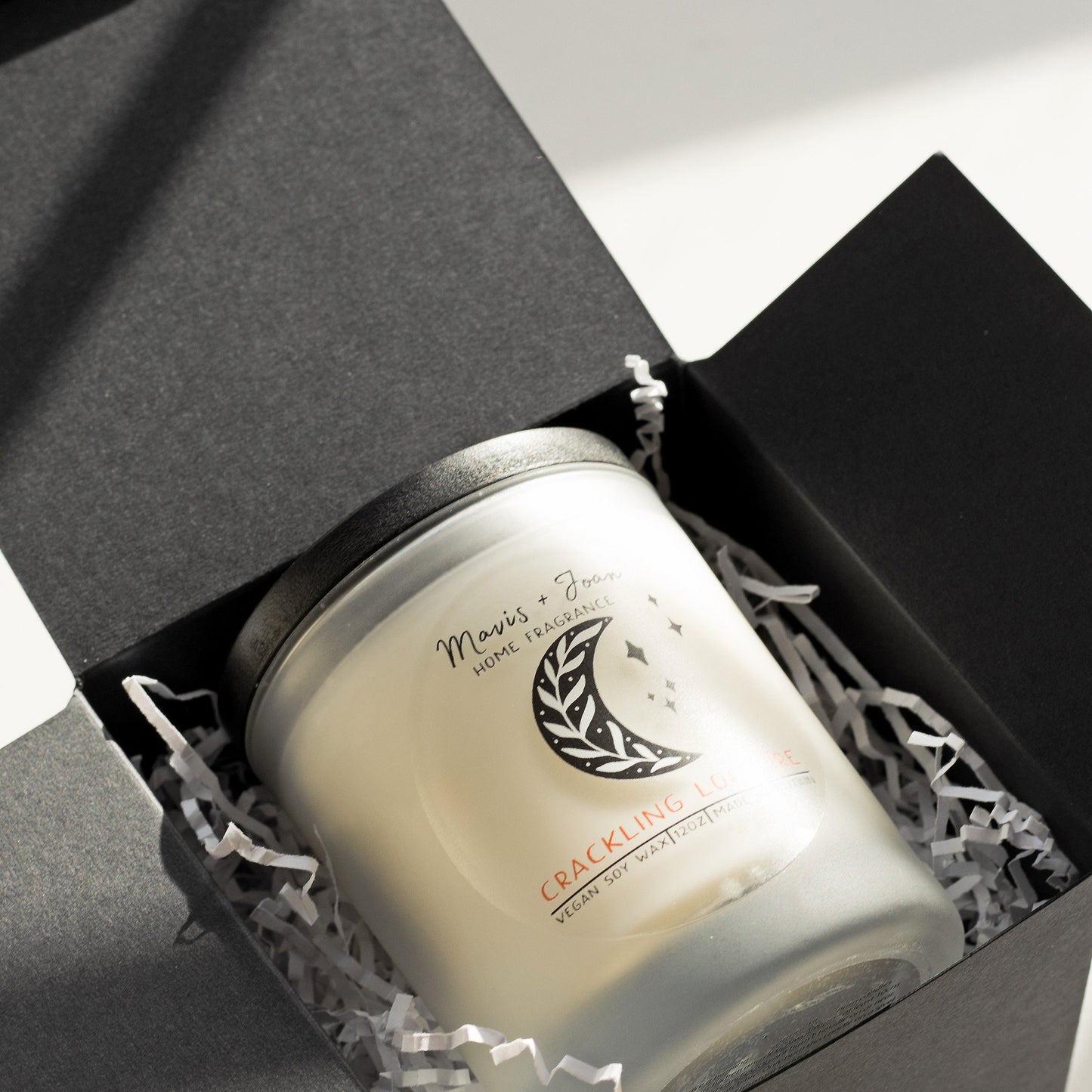 Crackling log fire soy wax candle - Cosy campfire scent.