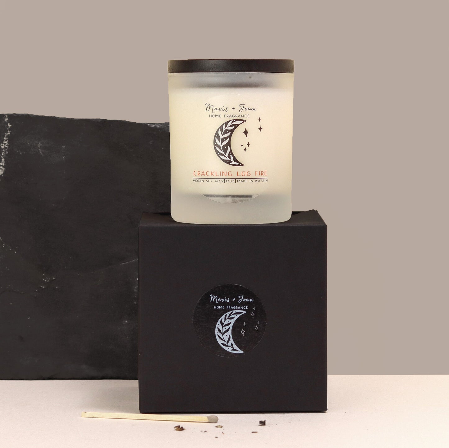 Crackling log fire soy wax candle - Cosy campfire scent.