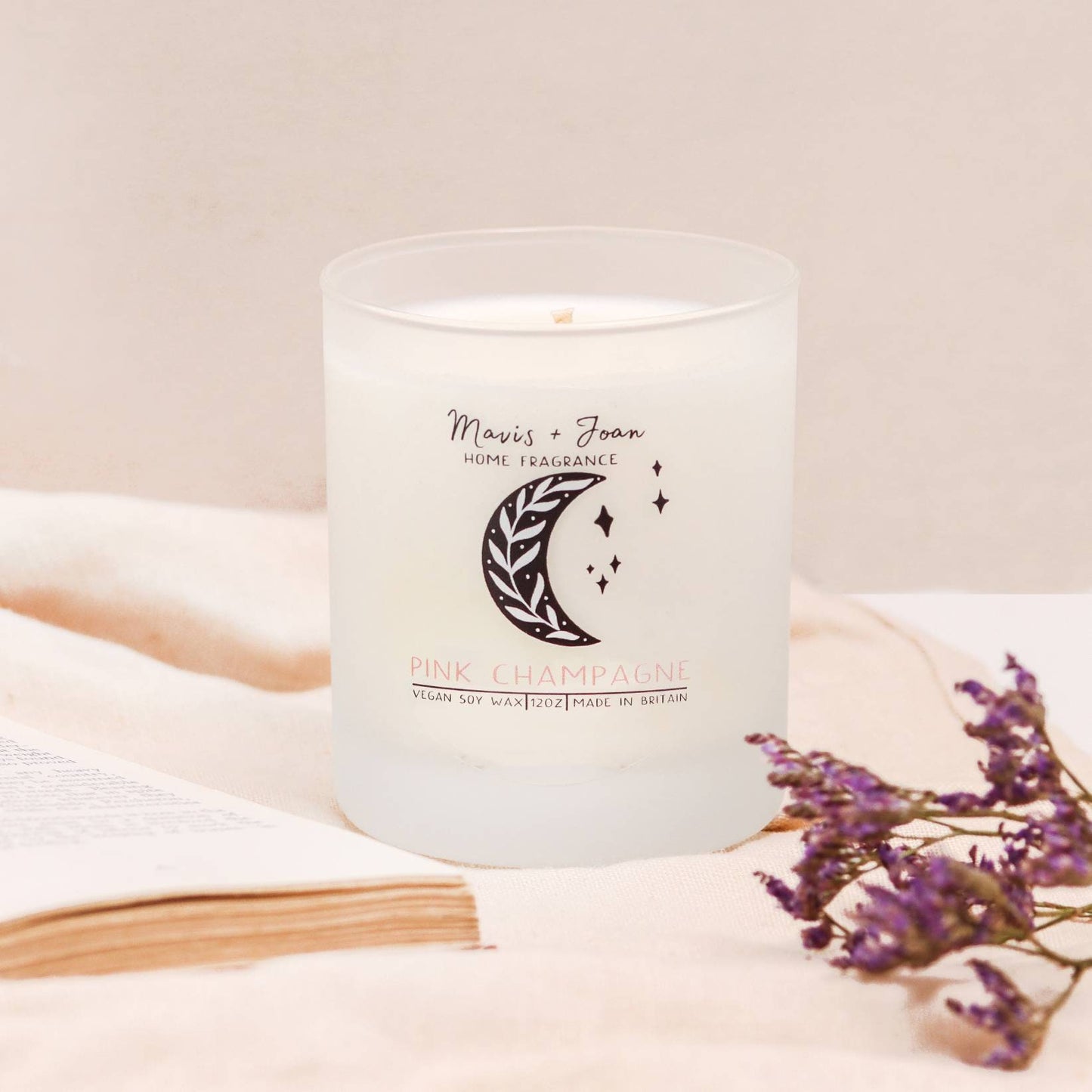 Pink champagne soy wax candle - Fruity and feminine scent.