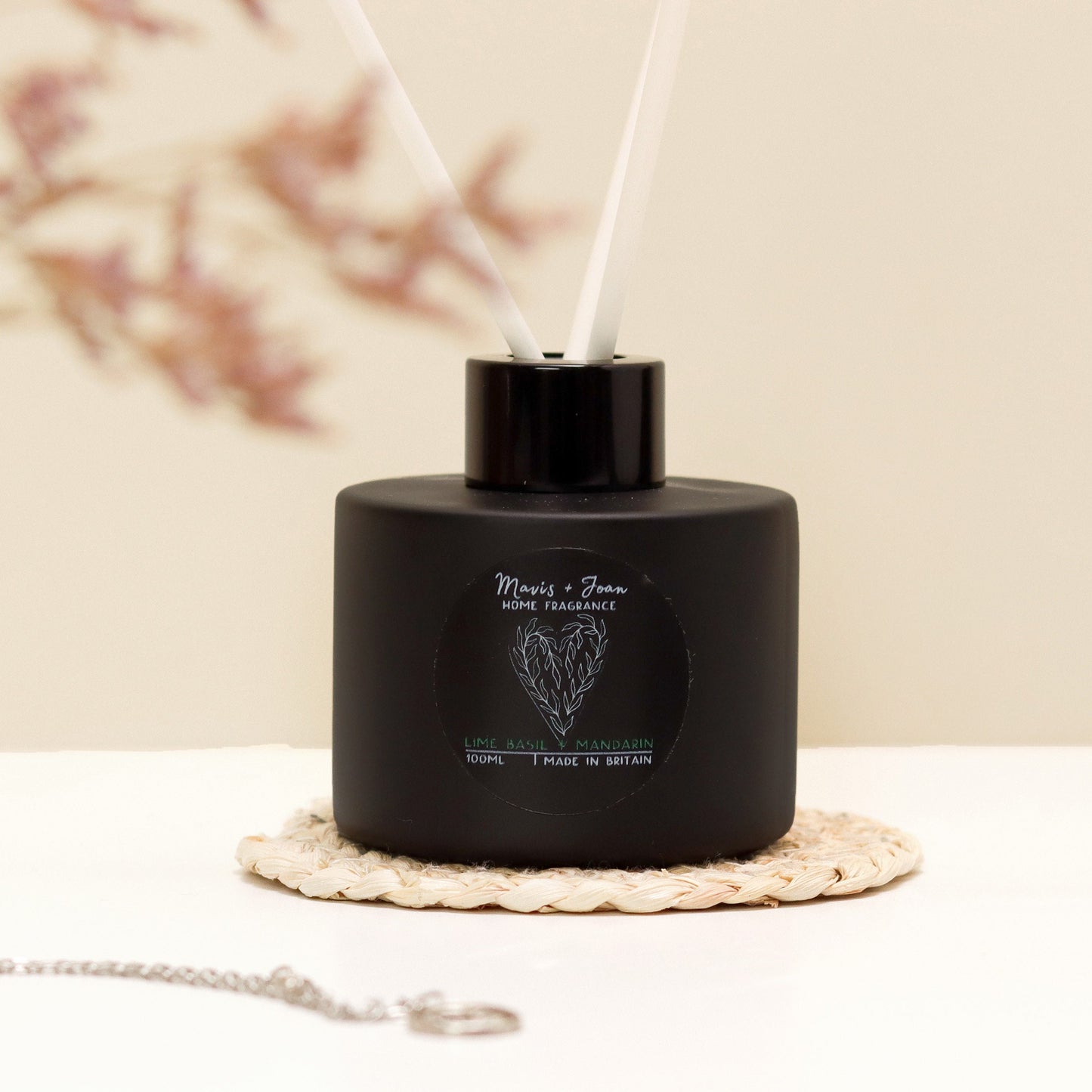 Reed diffuser, Lime basil and mandarin - Classic fresh scent.