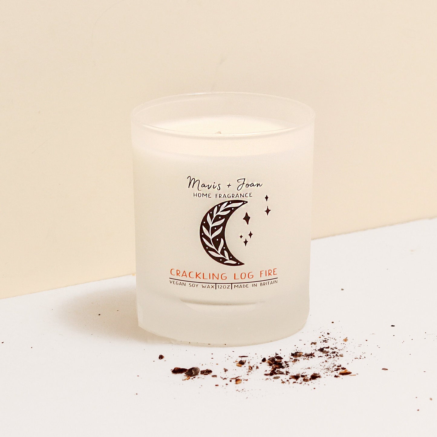 Crackling log fire soy wax candle - Cosy campfire scent.