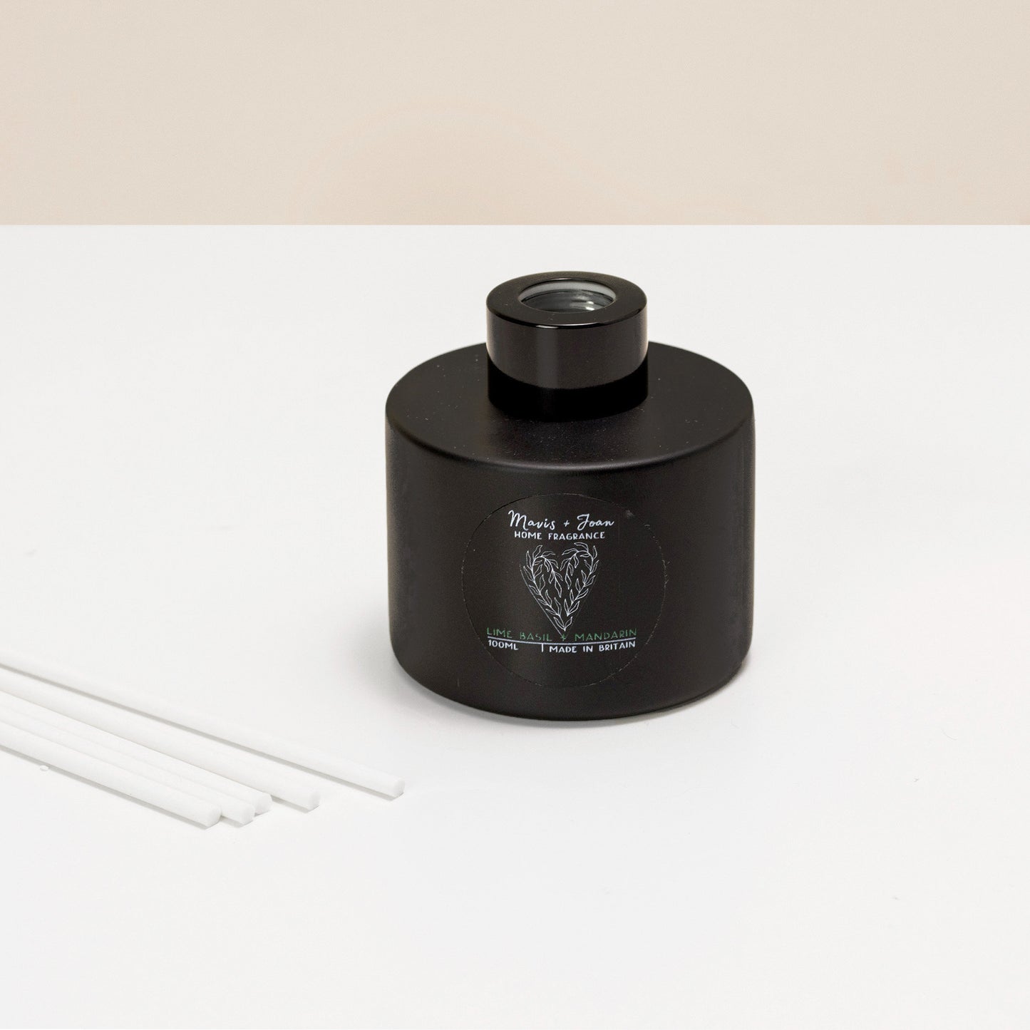 Reed diffuser, Lime basil and mandarin - Classic fresh scent.