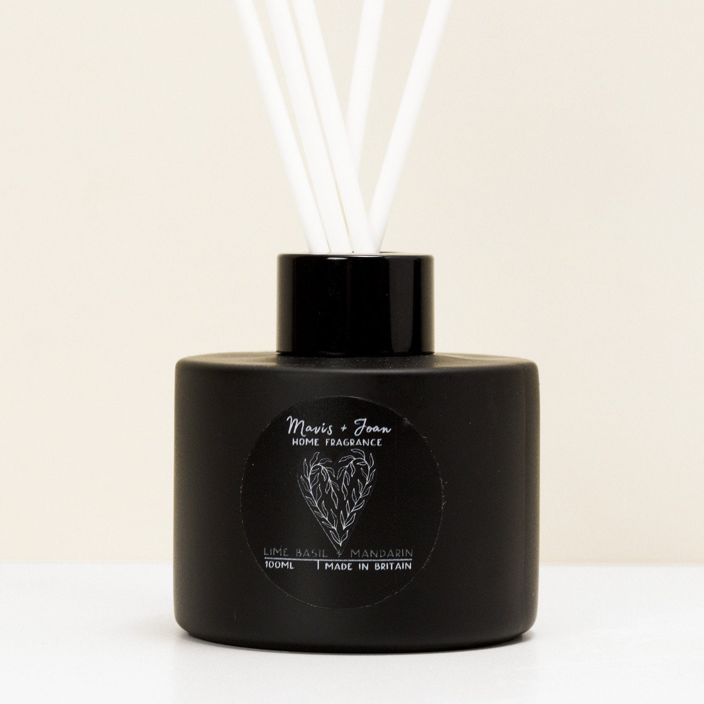 Reed diffuser, Lime basil and mandarin - Classic fresh scent.